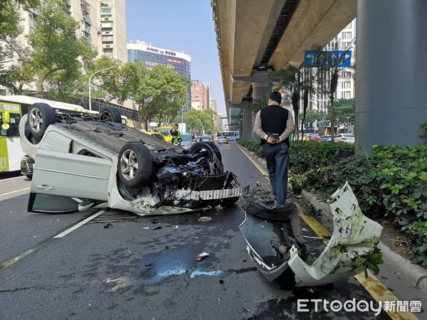 ▲▼北市車禍，轎車失控翻車。（圖／記者莊雅婷攝）