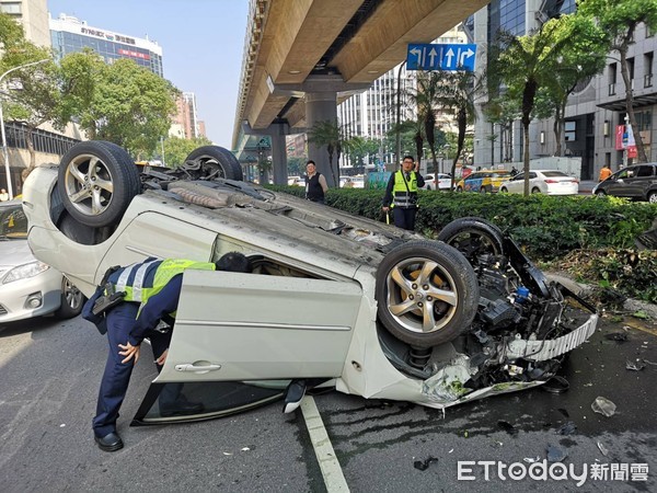 ▲▼北市車禍，轎車失控翻車。（圖／記者莊雅婷攝）