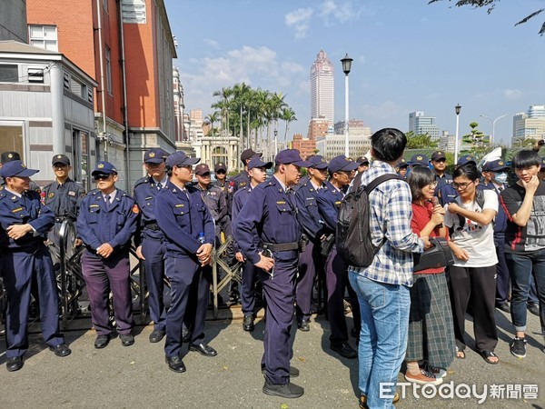 ▲▼黎明幼兒園園長林金連前往總統府陳情，但在面對府方人員時情緒激動，竟拿起身邊武器自殘。（圖／記者黃彥傑攝）