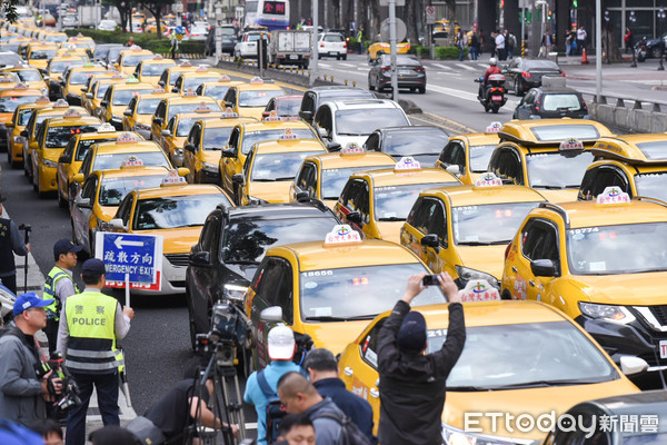 ▲▼計程車司機繞行行政院，抗議交通部放行uber與租賃車合作。（圖／記者林敬旻攝）