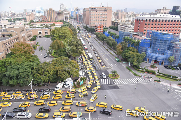 ▲▼計程車司機繞行行政院，抗議交通部放行uber與租賃車合作。（圖／記者林敬旻攝）