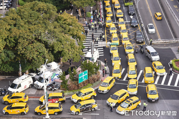 ▲▼計程車司機繞行行政院，抗議交通部放行uber與租賃車合作。（圖／記者林敬旻攝）