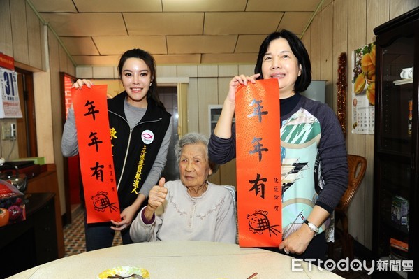 ▲台南市第二選區立委參選人陳筱諭，偕同母親前台南市議員郭秀珠，前往阿扁總統官田老家，向「扁媽」拜早年，並表達力抗「韓流、新潮流」的決心。（圖／記者林悅攝，下同）