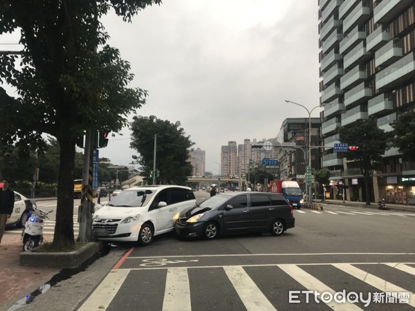 ▲快訊／汐止防災公園旁2車相撞，4歲女童無呼吸心跳搶救中。（圖／記者柳名耕翻攝）