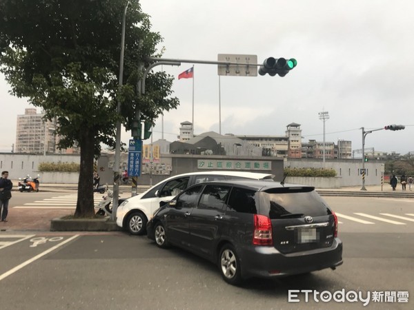 ▲快訊／汐止防災公園旁2車相撞，4歲女童無呼吸心跳搶救中。（圖／記者柳名耕翻攝）