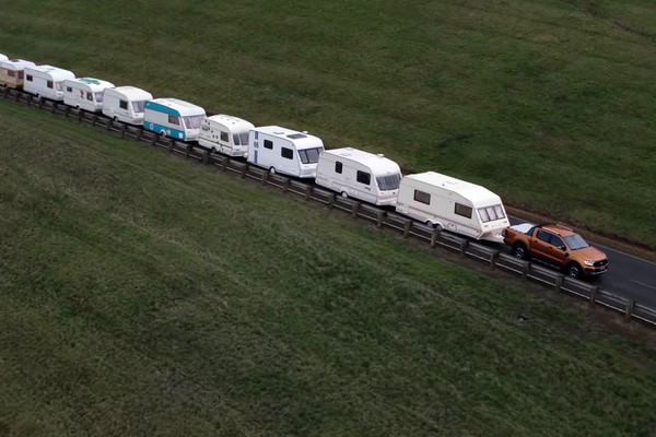 ▲福特Ranger變身「馬路火車頭」！15輛露營車輕鬆拖上山。（圖／翻攝自Ford）