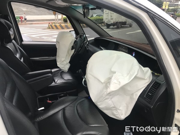 ▲▼氣囊爆裂。（圖／記者柳名耕翻攝）