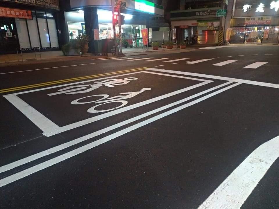 馬路跟日本一樣平！高雄韓粉PO照激讚「賽車專用道品質」（圖／翻攝韓國瑜後援會）
