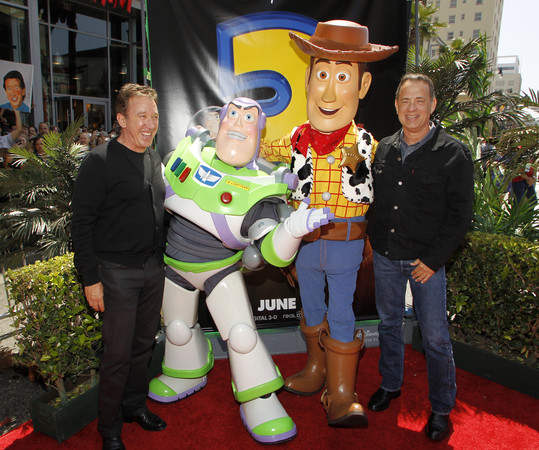 湯姆漢克斯（Tom Hanks）和提姆艾倫（Tim Allen）幫《玩具總動員》胡迪和巴斯光年配音。（圖／路透）