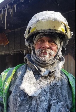 ▲▼零下50度極凍救火！美國威斯康辛州（Wisconsin）有消防員的鬍子整團結冰。（圖／翻攝自臉書／Bimbo Gifford）