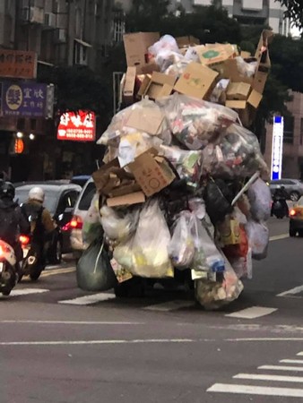 台北市的移動垃圾城堡。（圖／翻攝自Facebook／爆料公社）