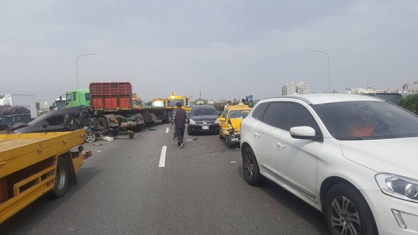 ▲國道1號南下彰化路段，聯結車發生車禍，造成嚴重回堵。（圖／記者唐詠絮翻攝）