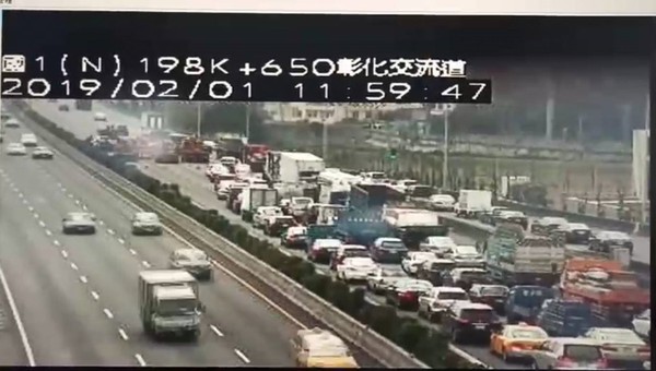 ▲國道1號南下彰化路段，聯結車發生車禍，造成嚴重回堵。（圖／記者唐詠絮翻攝）