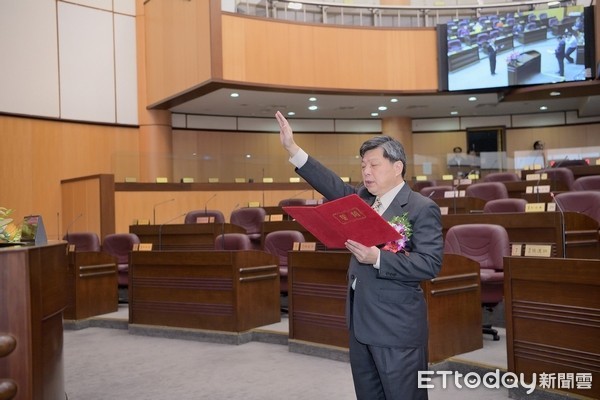 ▲桃園市議員張運炳宣誓就職。（圖／桃園市議會提供）