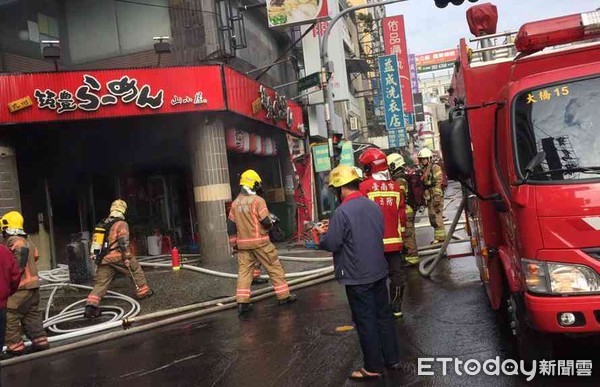 ▲台南市永康區中山南路1家店發生火警，冒出大量濃煙，消防局出動消防人車前往搶救，火勢迅速撲滅，但有1人受傷送醫。（圖／記者林悅翻攝）