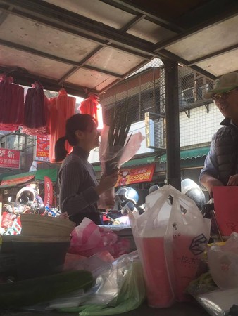 ▲竹北市場的賣菜女孩超正。（圖／翻攝自爆廢公社二館）