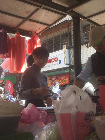 ▲竹北市場的賣菜女孩超正。（圖／翻攝自爆廢公社二館）