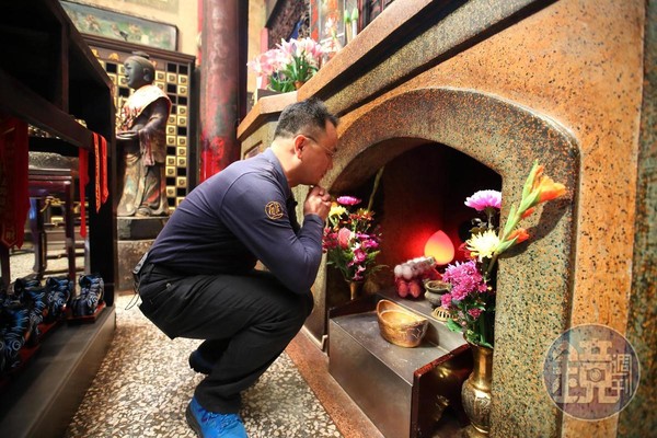 來武德宮除了向五路武財神求財之外，很多香客還會擠進神龕前的小通道向神龕下的黑虎將軍求財。