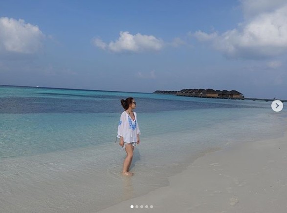 梁靜茹30日轉發經典曲《分手快樂》的歌詞寫道：「就飛去熱帶的島嶼游泳。」原來，她近來已經展開美好假期，飛往馬爾地夫度假，並接連透過IG曬出一系列美照