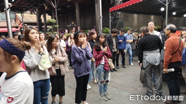 ▲櫻花妹掛保證！萬華「月老神君」揚名海外    日本單身女必到訪。（圖／記者黃彥傑攝）