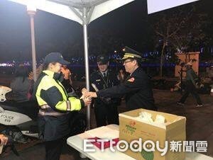 ▲屏警寒冷夜間燈區執勤　長官送來暖肉包溫暖心頭▼             。（圖／記者陳崑福翻攝）