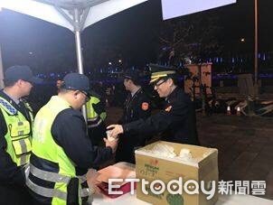 ▲屏警寒冷夜間燈區執勤　長官送來暖肉包溫暖心頭▼             。（圖／記者陳崑福翻攝）