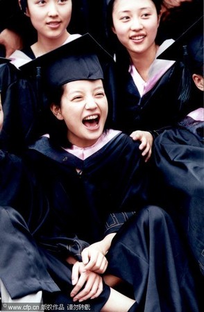 2000年6月28日，應屆大學本科畢業的趙薇在北京電影學院參加畢業典禮。（圖／CFP）