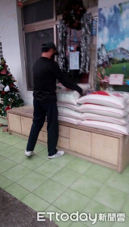 ▲▼阿俊每個月都用捐款購買白米等物資送到中繼站。（圖／記者趙永博翻攝）