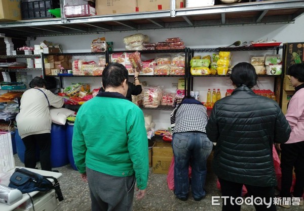 ▲▼阿俊每個月都用捐款購買白米等物資送到中繼站。（圖／記者趙永博翻攝）