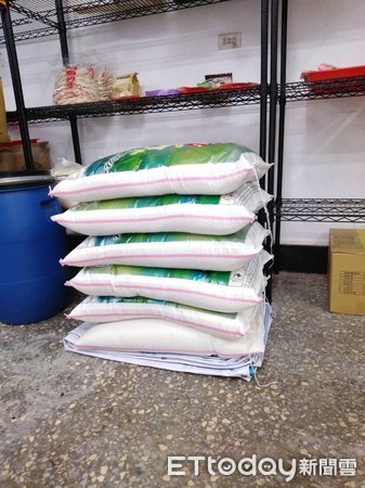 ▲▼阿俊每個月都用捐款購買白米等物資送到中繼站。（圖／記者趙永博翻攝）