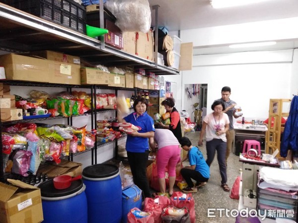 ▲▼阿俊每個月都用捐款購買白米等物資送到中繼站。（圖／記者趙永博翻攝）