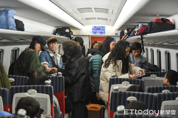 ▲▼春節疏運，台北車站台鐵2月2日返鄉人潮。（圖／記者林敬旻攝）