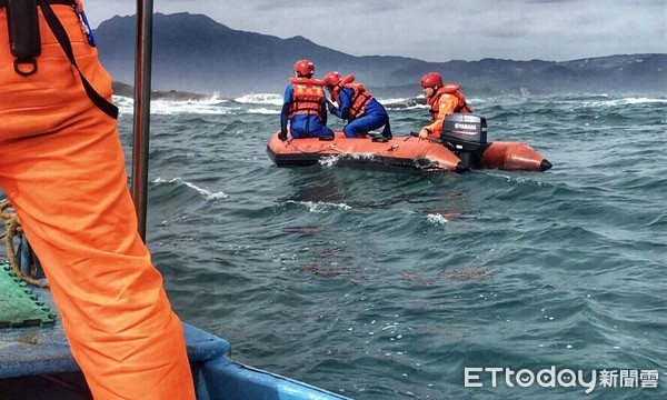 ▲ 野柳3釣客落海 2獲救1失蹤海空搜救中。（圖／記者郭世賢翻攝）