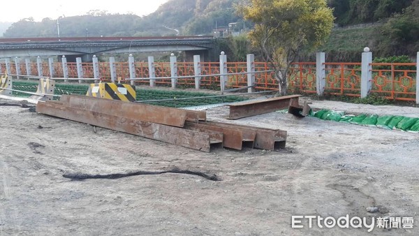 ▲▼嫌犯用堆高機來偷走價值10餘萬元的Ｈ型鋼樑            。（圖／記者黃孟珍翻攝）