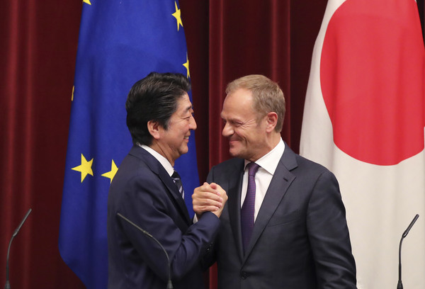 ▲▼ 日本首相安倍晉三、歐洲理事會主席圖斯克（Donald Tusk）。（圖／達志影像／美聯社）