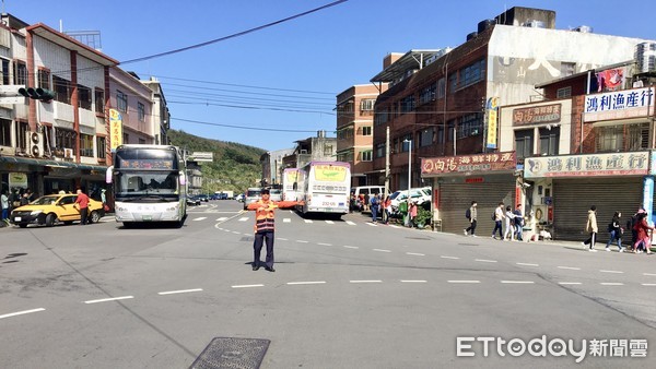 ▲ 春節連假出遊野柳風景區 金山警加強交管「車輛總量管制」。（圖／金山警分局提供）