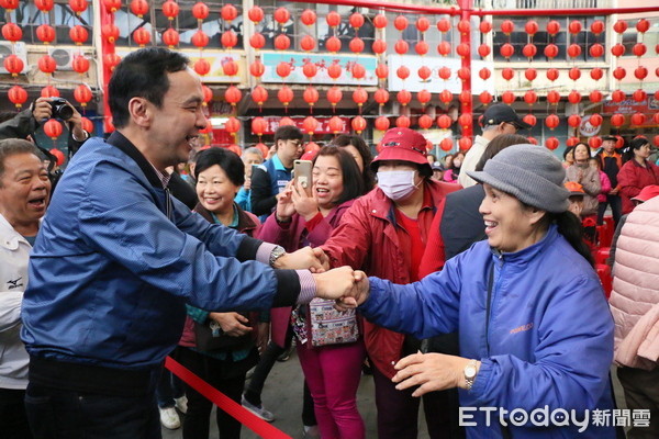 ▲朱立倫回桃園拜年，爭取鄉親支持選總統。（圖／朱立倫辦公室提供）