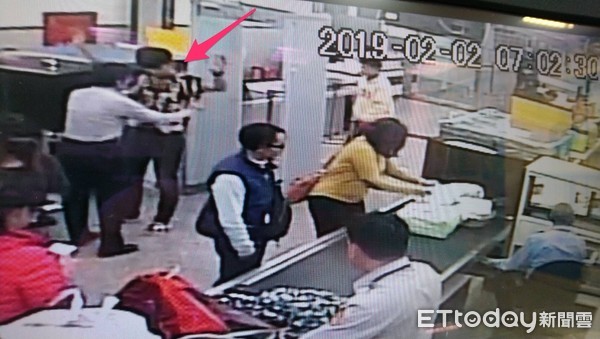 ▲▼18歲盧姓男子要搭機返回澎湖時，滿身毒品K味，被女警查獲             。（圖／地方中心翻攝）