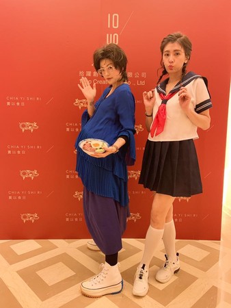 ▲賈靜雯尾牙穿「學生妹水手服」！　神還原《食神》如花。（圖／翻攝自Facebook／賈靜雯AlyssaChia）