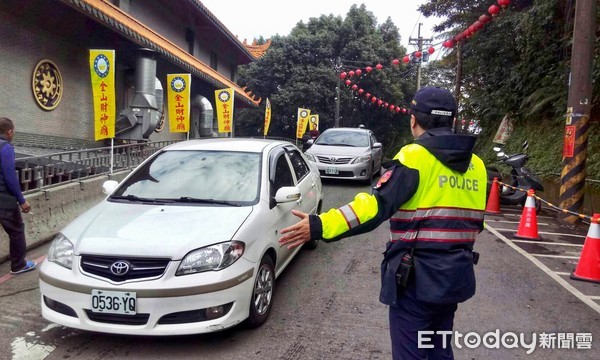 ▲ 春節出遊北海岸觀光景點 金山警加強交通疏導措施。（圖／記者郭世賢翻攝）