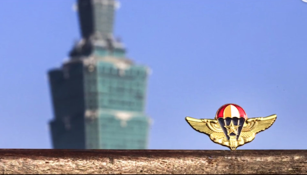 ▲解放軍發布最新繞台影片《我的戰鷹繞著寶島飛》。（圖／翻攝自微博影片）