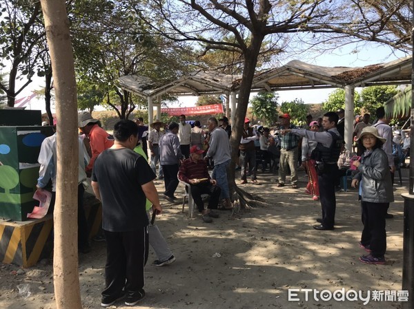 ▲東港河堤公園有人任意便溺　台灣燈會登場在即　警方鎮公所全力清汙▼             。（圖／記者陳崑福翻攝）