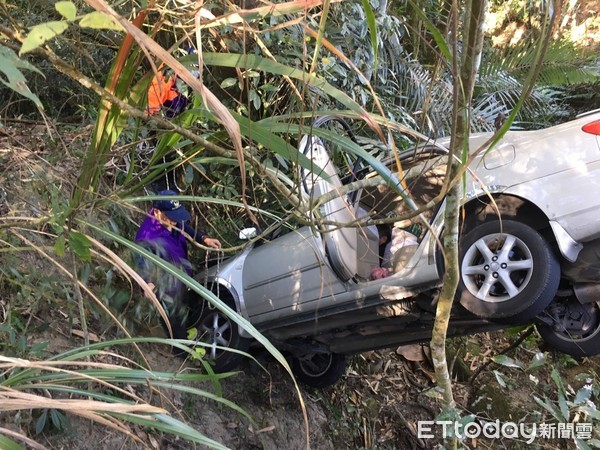 ▲▼ 民眾假期開車出遊，駕車不慎衝出邊坡撞上山壁。（圖／記者翁伊森翻攝，下同）