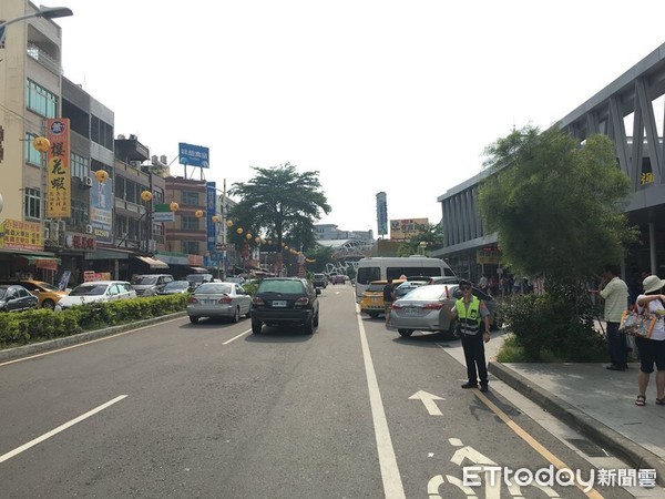 ▲春節轄區車流勢必大增　東警籲勿酒後駕車　行駛路肩保平安。（圖／記者陳崑福翻攝）