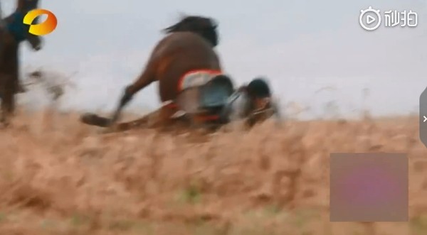 ▲傅園慧錄影「意外墜馬」。（圖／翻攝自秒拍）