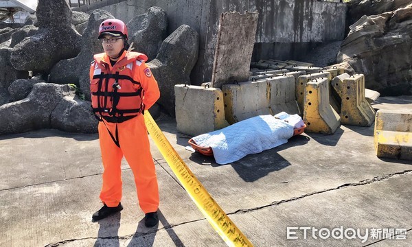 ▲ 野柳岬瘋狗浪捲釣客落海 失蹤釣客遺體尋獲。（圖／記者郭世賢攝）