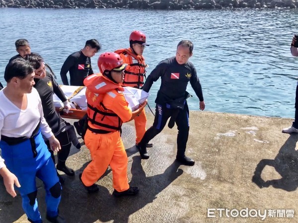 ▲ 野柳岬瘋狗浪捲釣客落海 失蹤釣客遺體尋獲。（圖／記者郭世賢翻攝）