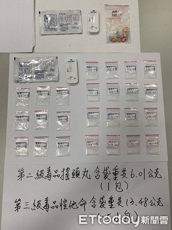 ▲善化警分局長許芳毅、副分局長鄭勝文，率員進入新市區中山路QUEEN餐廳臨檢，逐一盤查現場近百位客人，查獲1名逃逸外勞及7名越勞持有k他命、搖頭丸毒品。（圖／記者林悅翻攝，下同）