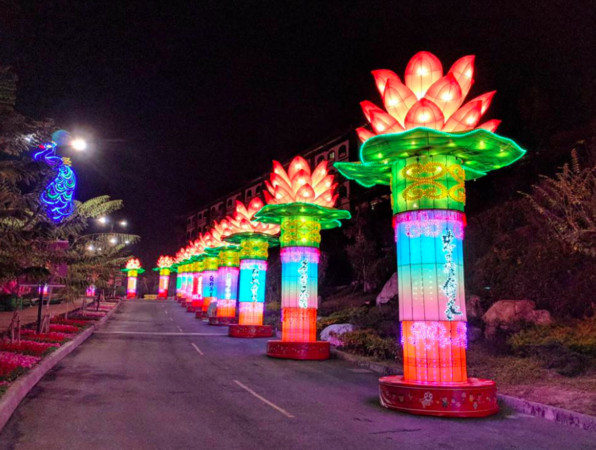 ▲韓國瑜Q板花燈。（圖／取自《高雄旅遊網》臉書專頁）