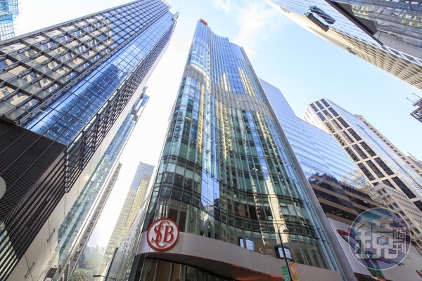 上海商銀去年一上市就拿下銀行股王，圖為香港上海商業銀行總行。